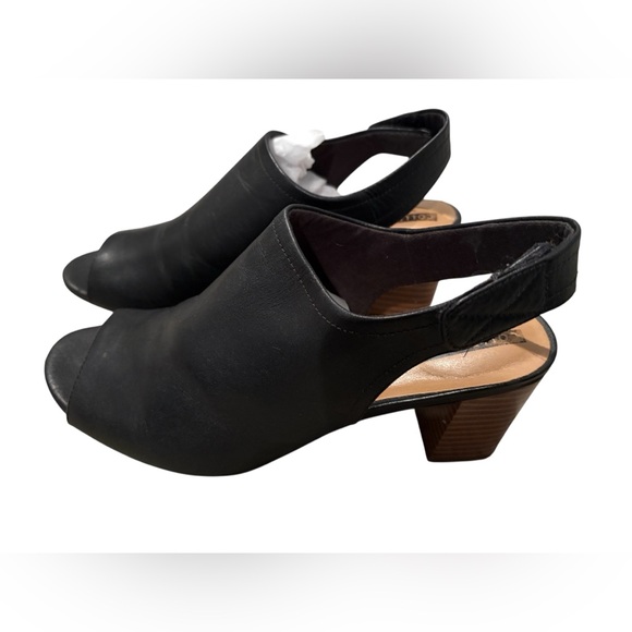 Clarks Collection Leather Block Heel Sandals | Size 7.5 - Picture 9 of 10